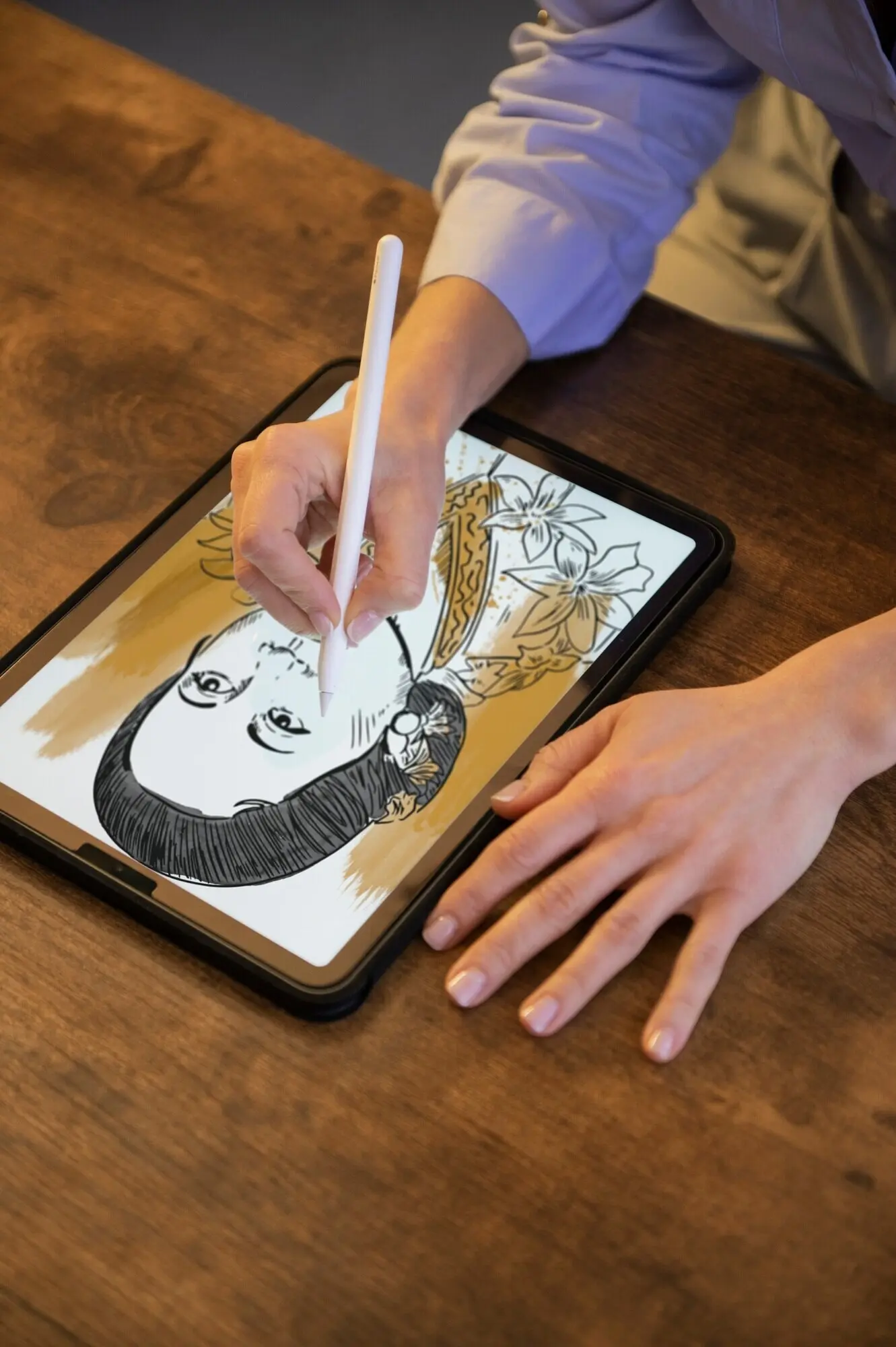 Illustrator zeichnet auf dem iPad, aus hohem Blickwinkel.