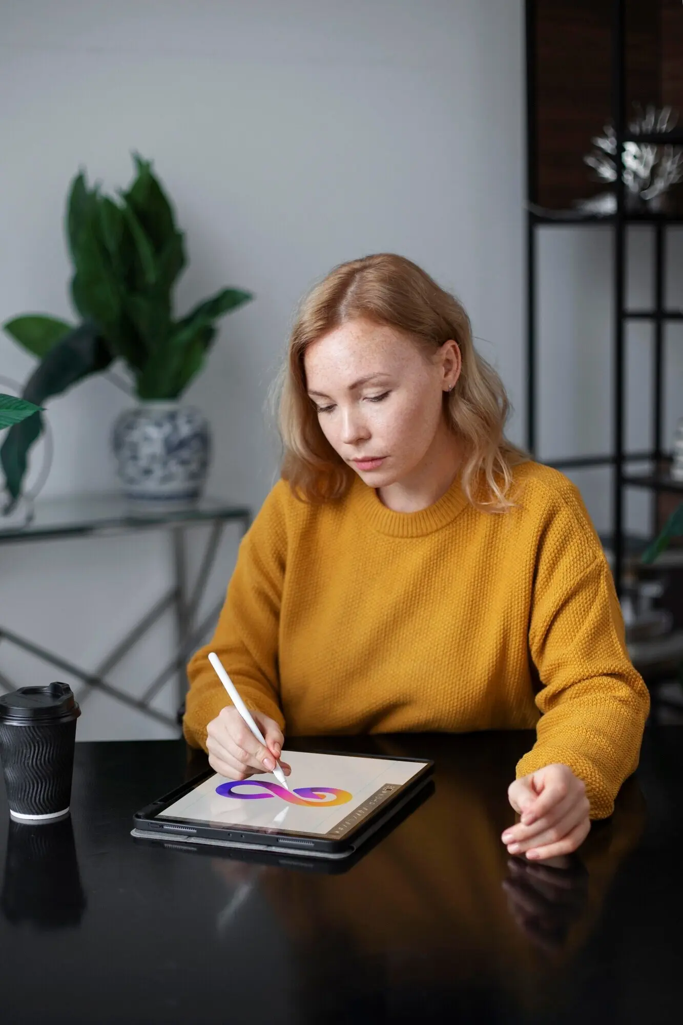 Logodesignerin, die an einem Grafiktablett arbeitet.