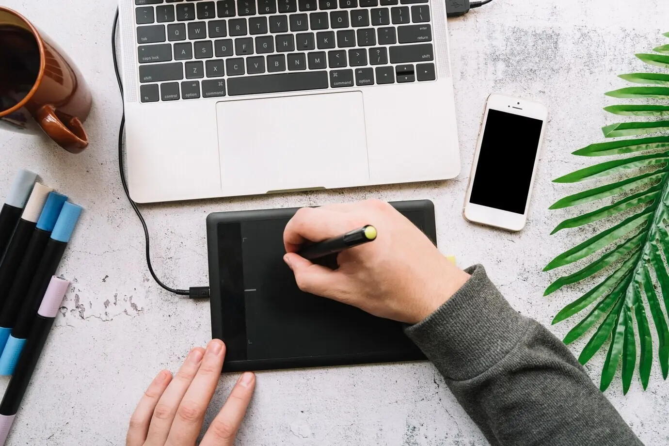 Komposition eines modernen Büroschreibtisches mit technischem Gerät