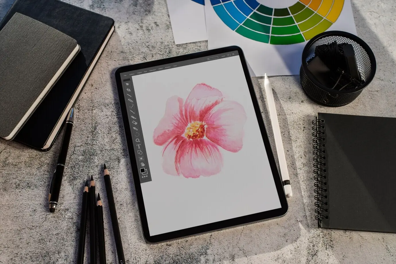 Stillleben mit arrangierten Werkzeugen eines Illustrators.